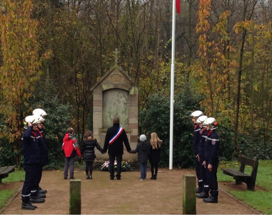 Grégory GILGENMANN, Maire d'Ichtratzheim, et les enfants lors de la commémoration du 11 novembre au monument de la mémoire d'Ichtratzheim